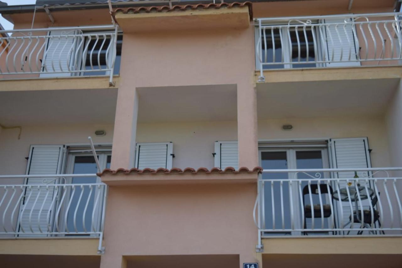Apartments Marta Kaštel Novi Buitenkant foto
