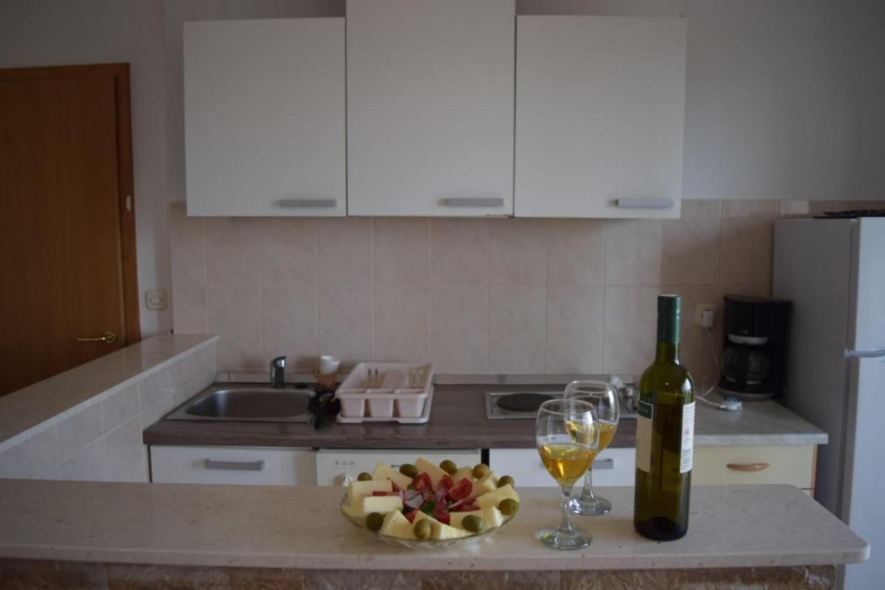 Apartments Marta Kaštel Novi Buitenkant foto