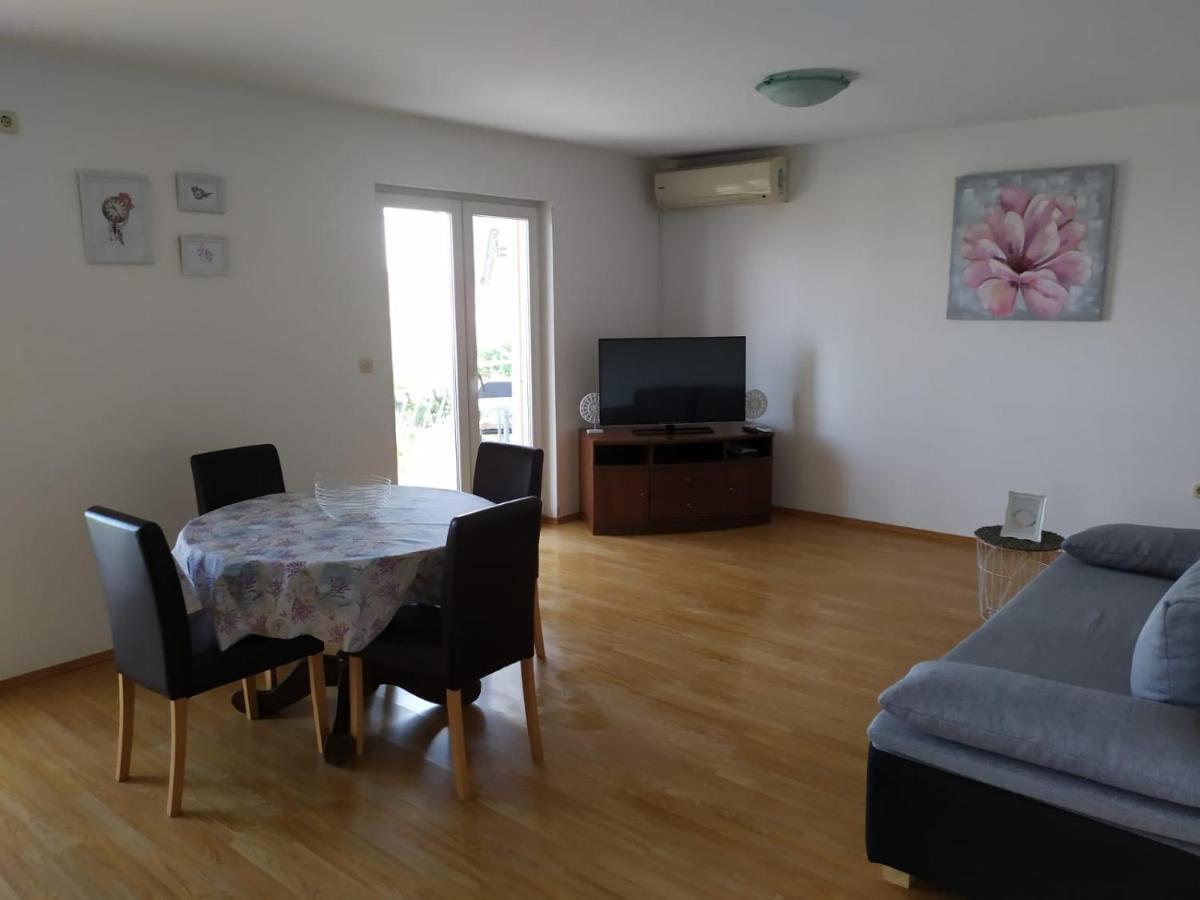 Apartments Marta Kaštel Novi Buitenkant foto