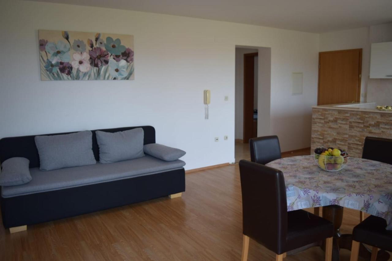 Apartments Marta Kaštel Novi Buitenkant foto