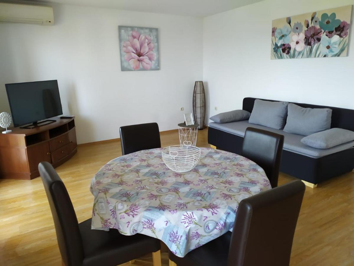 Apartments Marta Kaštel Novi Buitenkant foto