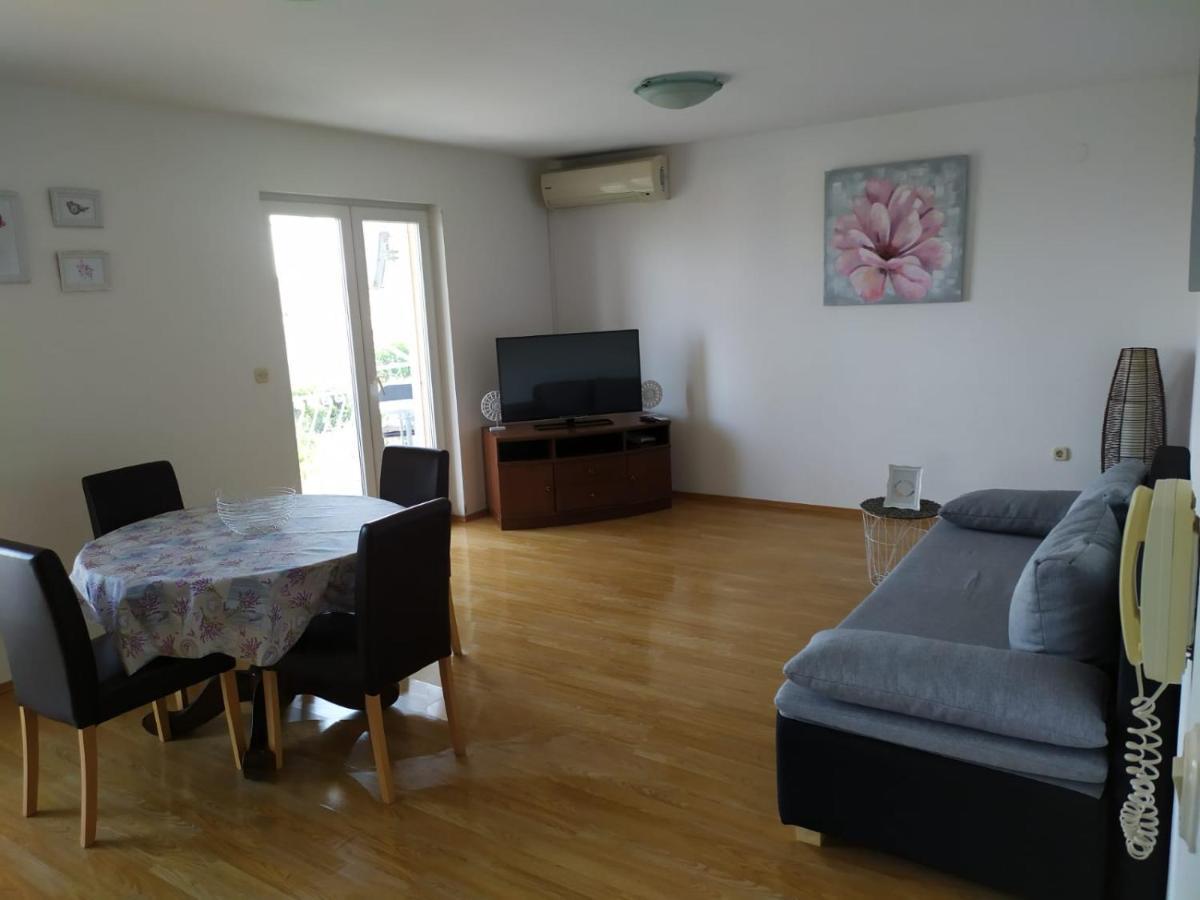 Apartments Marta Kaštel Novi Buitenkant foto